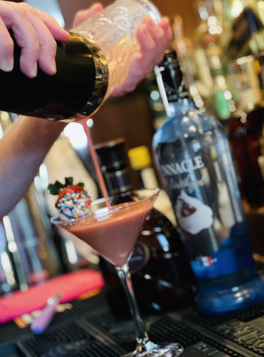 rodneysgtown's tweet photo. Rodney’s Birthday Cake Martini! Godiva, Chocolate Whipped Cream Vodka and Strawberry Liquor shaken to perfection and garnished with a birthday sprinkle and chocolate covered strawberry  🍫 🍓 🍸 🎂 https://t.co/WKlDVdcpjZ