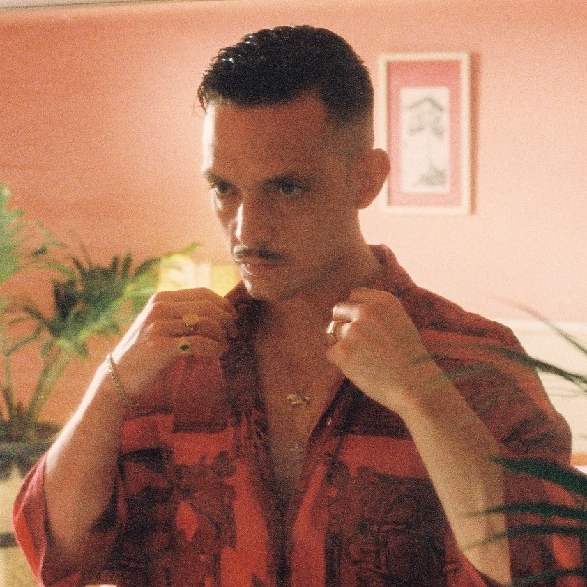 MarioEarth1's tweet image. Imaginaos un biopic de C. Tangana en el que se narra cómo Pucho pasa de ser un rapero callejero a un ídolo de masas; pero que no sea una historia de superación personal, sino una de cómo la ambición te consume hasta que no te reconoces a tí mismo.

El título: Caballo Ganador.