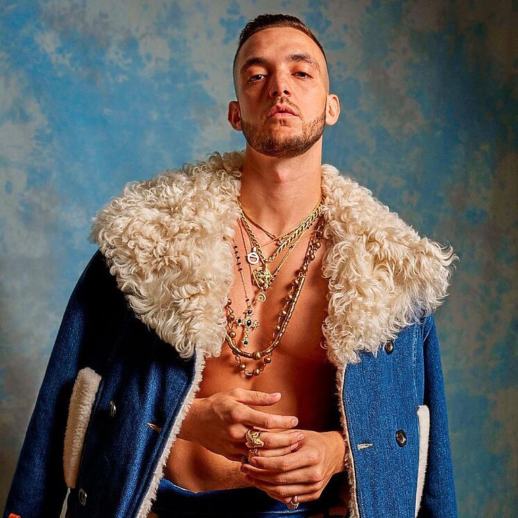 MarioEarth1's tweet image. Imaginaos un biopic de C. Tangana en el que se narra cómo Pucho pasa de ser un rapero callejero a un ídolo de masas; pero que no sea una historia de superación personal, sino una de cómo la ambición te consume hasta que no te reconoces a tí mismo.

El título: Caballo Ganador.