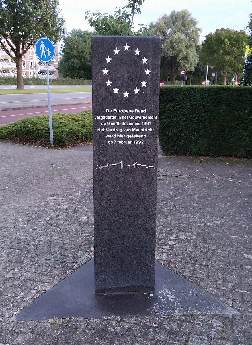 boudewijnsteur's tweet photo. Vandaag in 1992 werd het verdrag van Maastricht getekend, waarmee besloten werd tot oprichting van de Europese Unie. De ondertekening gaf het Europees Parlement meer macht, breidde de bevoegdheden van Europa uit en zette eerste stap naar de introductie van de euro #geschiedenis https://t.co/LbXQnBUPW7