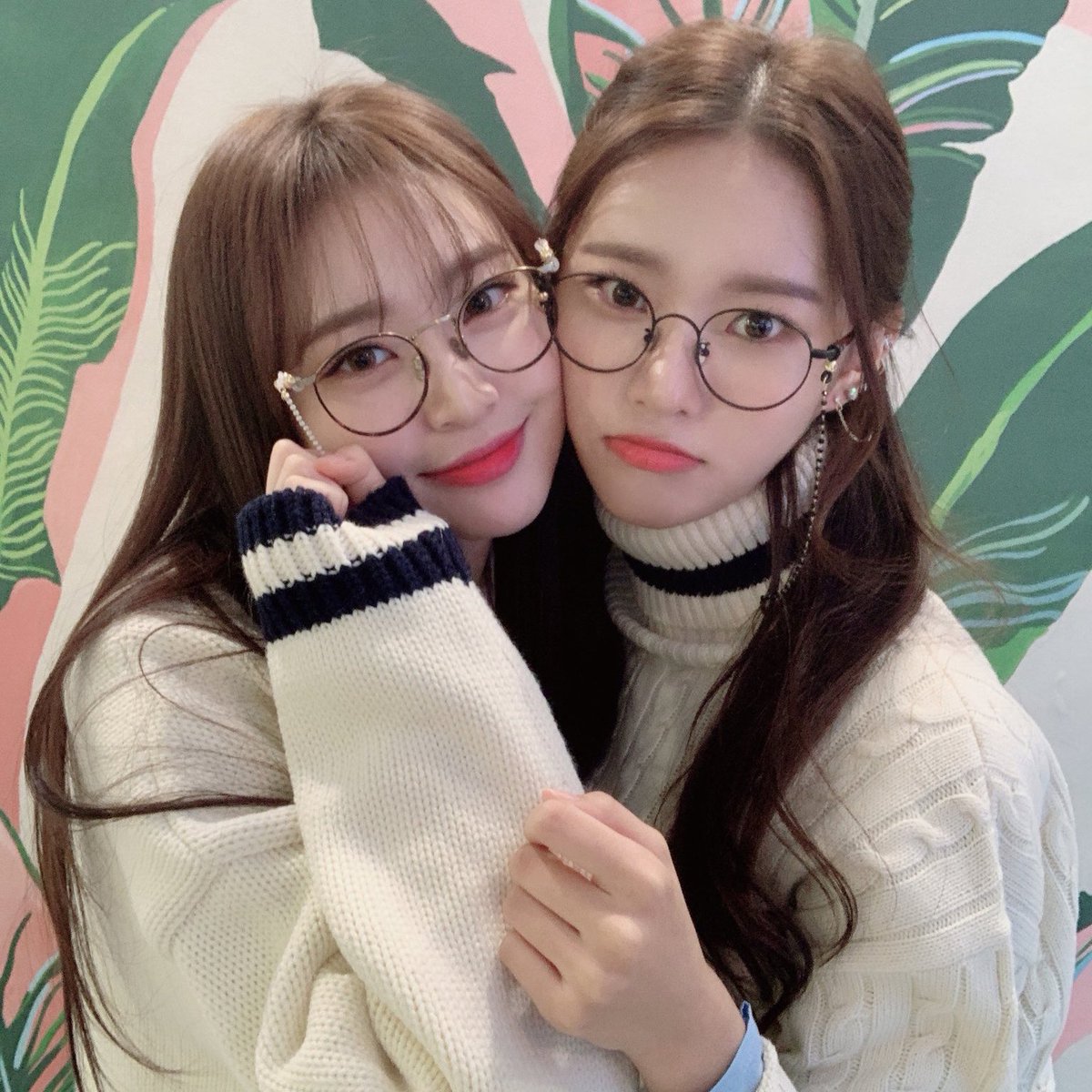 #조아 &amp; #먼데이: we r besties we come as one pls do not separate