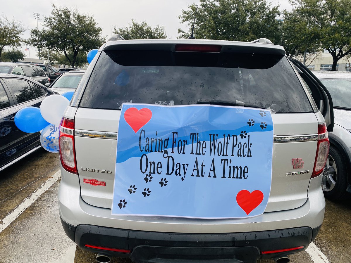 CounselrRamirez's tweet image. Had a blast celebrating National School Counseling Week with a star performance of appreciation for our Lobo Cheer Squad and then a district Counseling Car Parade 
Thank you HISD Counseling Managers 😍 @ChavezHS_HISD @HISD_ACC #AllInForAllStudents #NSCW2021 #HISD #LobosLeadTheWay