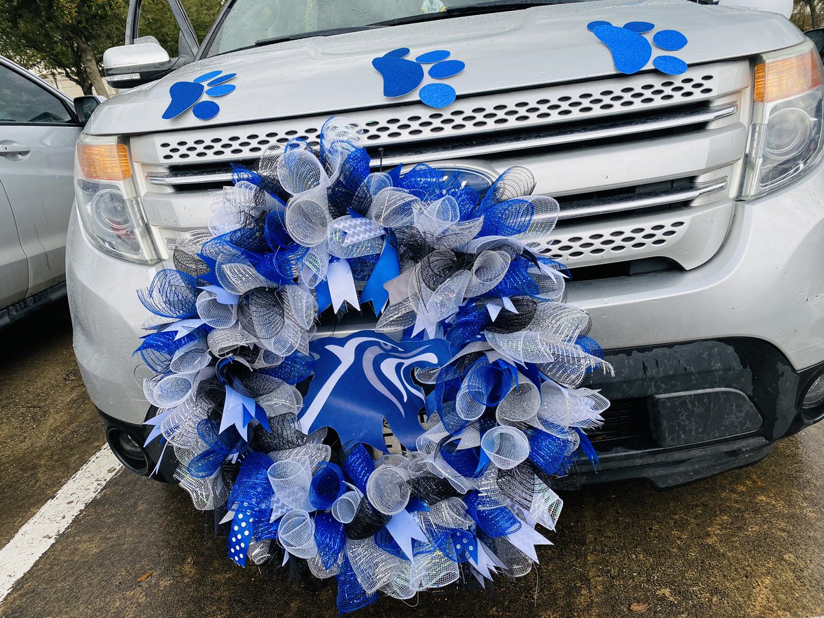 CounselrRamirez's tweet image. Had a blast celebrating National School Counseling Week with a star performance of appreciation for our Lobo Cheer Squad and then a district Counseling Car Parade 
Thank you HISD Counseling Managers 😍 @ChavezHS_HISD @HISD_ACC #AllInForAllStudents #NSCW2021 #HISD #LobosLeadTheWay