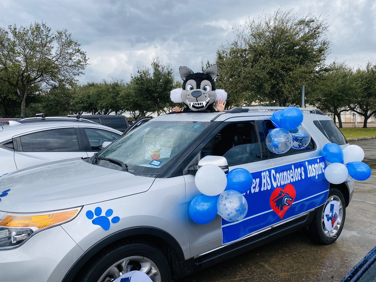 CounselrRamirez's tweet image. Had a blast celebrating National School Counseling Week with a star performance of appreciation for our Lobo Cheer Squad and then a district Counseling Car Parade 
Thank you HISD Counseling Managers 😍 @ChavezHS_HISD @HISD_ACC #AllInForAllStudents #NSCW2021 #HISD #LobosLeadTheWay