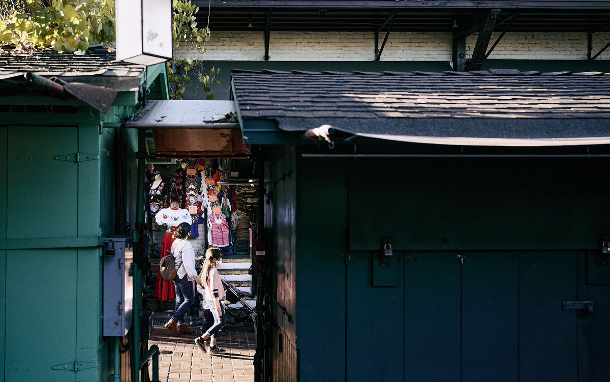 Peeking through the Olvera Street vendors in Downtown Los Angeles.

#dtla #olverastreet #pueblo #LosAngeles #photographer #reportage #streetphoto