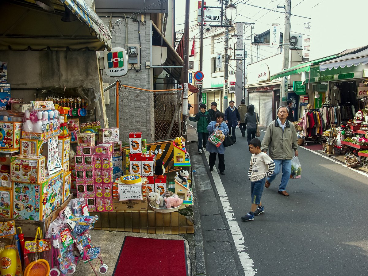 三日画師 Twitterren 戸塚西口旭町通商店街の穴守稲荷 再開発後もトツカーナの横に移されている おもちゃ屋 ひろしや では猿のおもちゃがシンバルを叩いていた 旭町通りを戸塚駅方向に歩く 05年11月13日撮影 三日画師 Twitterren 戸塚西口旭町通商店街の穴守稲荷 再開発後もトツカーナの横に移されている おもちゃ屋 ひろしや では猿のおもちゃがシンバルを叩いていた 旭町通りを戸塚駅方向に歩く 05年11月13日撮影