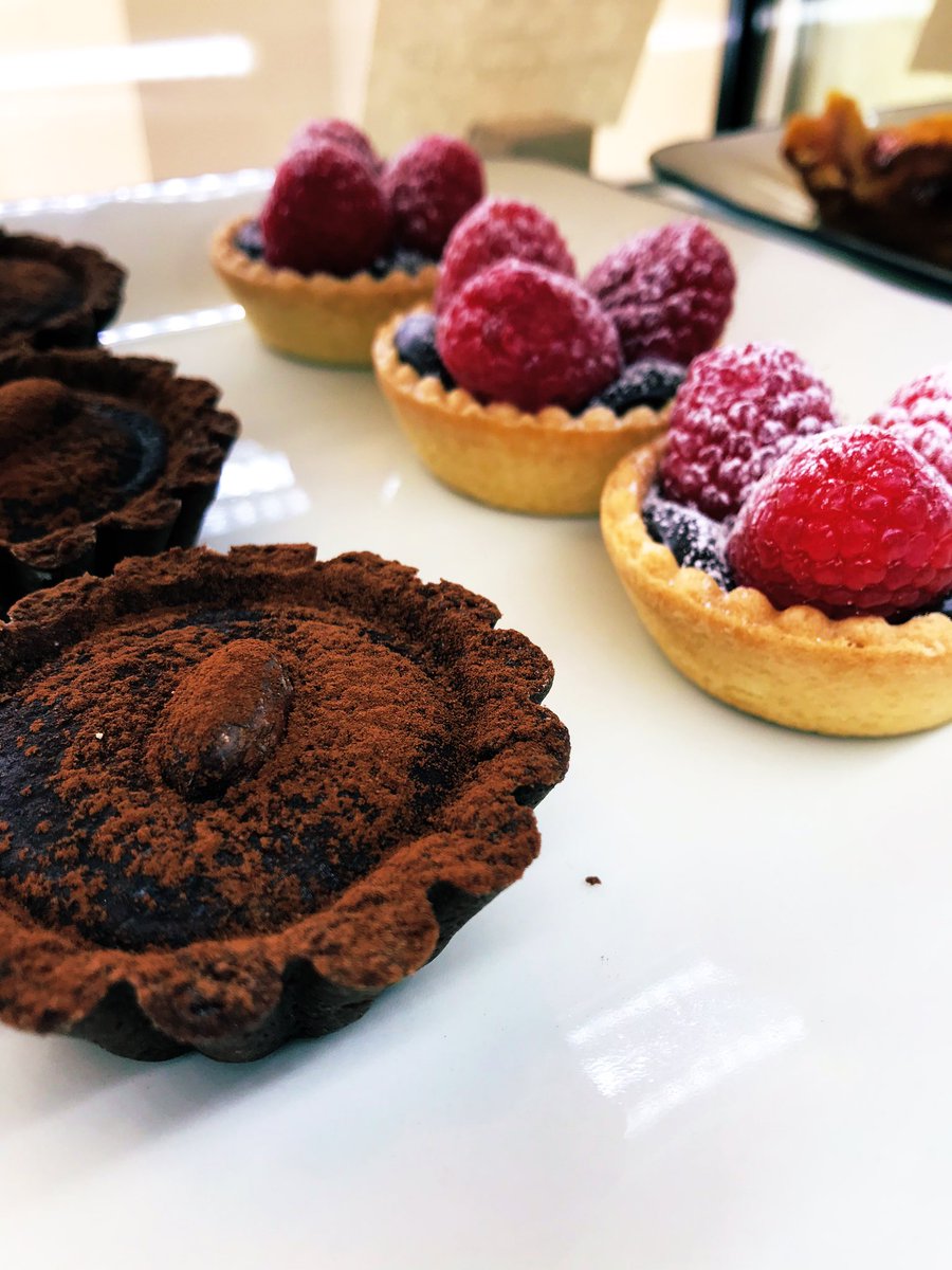 地中海のごはんとおやつ Sakhana サカナ 本日からバレンタインに向けてミニタルトを追加しました チョコ尽くしなカカオタルトとフレッシュラズベリーが乗ったタルトです よろしくお願い致します