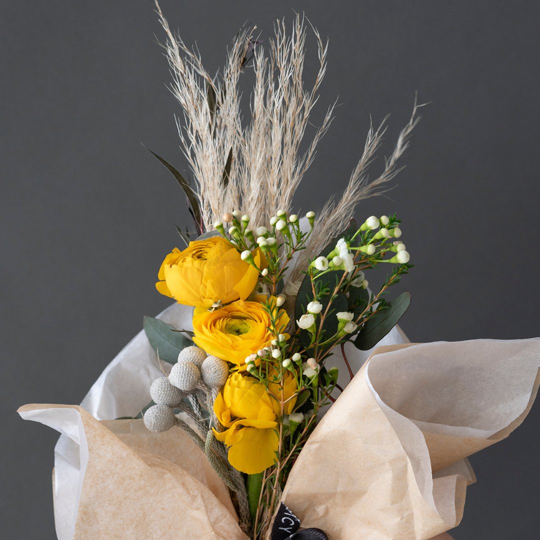 floracracy's tweet photo. A yellow ranunculus and silver brunia bundle inspired by Pantone's Colors of The Year for 2021-Illuminating and Ultimate Gray.

According to @Pantone, the combination of these two colors sends a message of happiness, fortitude, and a sense of hope.

#hope #pantone2021 #floracracy https://t.co/Q8fd8kylwc