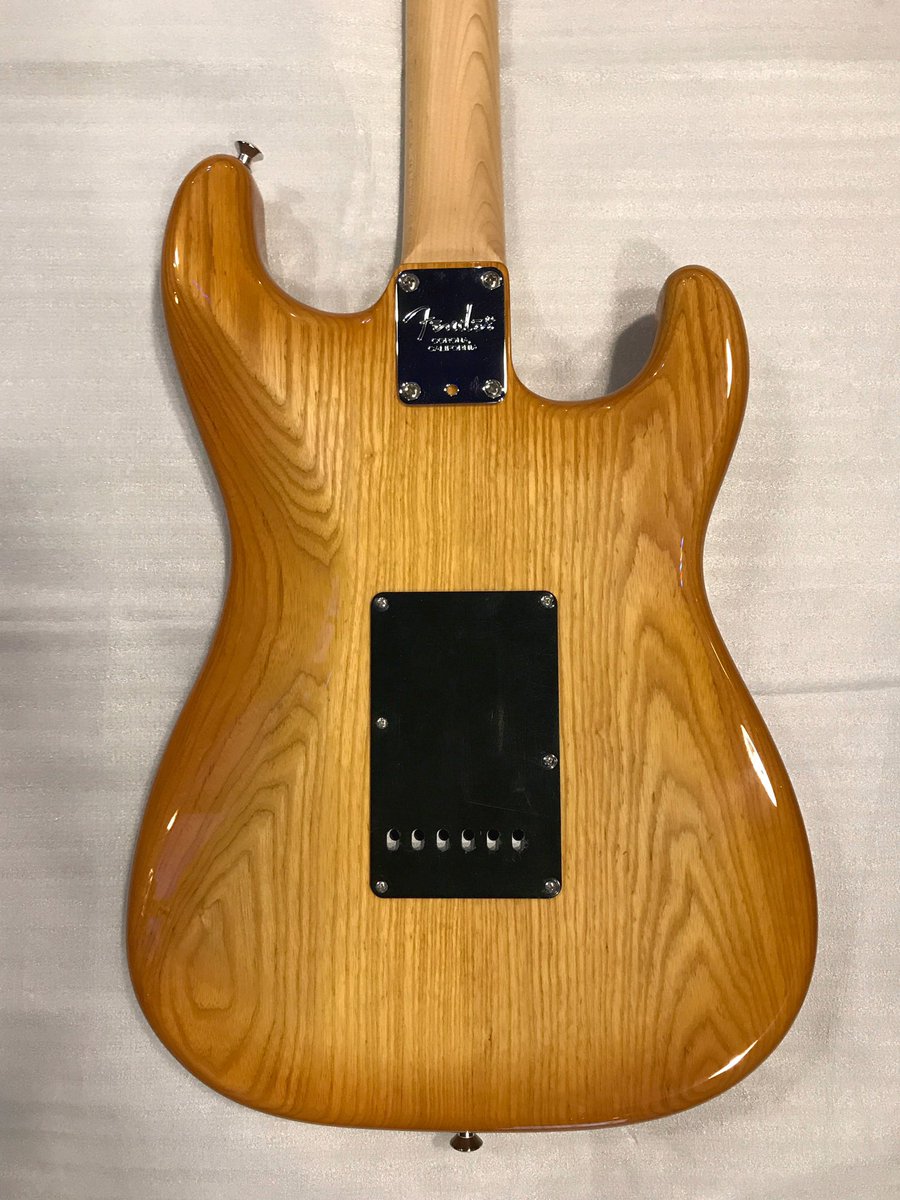 Hace unos meses, comentábamos que íbamos a construir desde cero esta maravilla de #guitarra para un cliente zurdo. Pues bien!, ya la tenemos!!!. Está basada en la ya conocida #Fender #Stratocaster del 70.