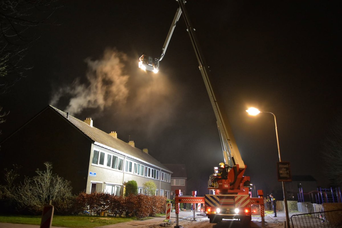 Brandweer in actie voor een zolderbrand Jancko Douwamastraat