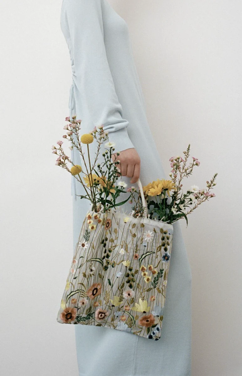 ZARAの刺繍トートは春のコーディネートに良い！透け感が素敵