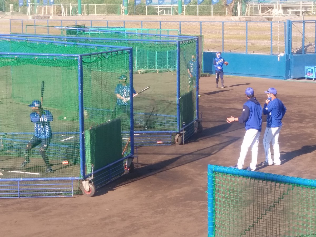 斎藤直樹 日刊スポーツｄｅｎａ担当 On Twitter 佐野恵太キャプテンと宮本秀明外野手の早出特打ちを嶋村打撃コーチだけでなく 2軍の大村巌 打撃コーチも宜野湾に来て 見ています 番長監督流のダブルチェックですかね Baystars