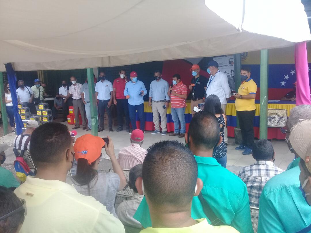 MBSPTVMIRANDA17's tweet photo. Celebramos 2 años de la #GranMisiónTransporte creación de nuestro Pdte.@NicolasMaduro para garantizar la Revolución en este sector que sigue junto al Ministro @JorMujicaMBSPTV trabajando para cumplir la meta de construir el servicio que nuestro Pueblo merece

#UniónDeLosPueblos https://t.co/H29gUadacu