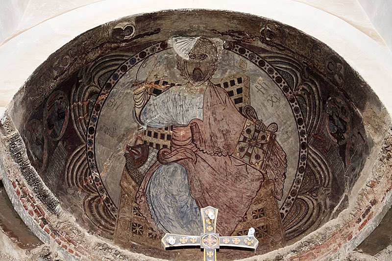 The White Monastery served as a host for Armenian monks in the 11th and the 12th centuries. This is indicated in the inscriptions found on the paintings of the central apse of the church, which date between 1076 and 1124. Among these Armenian monks was the Armenian Vizier Vahram.