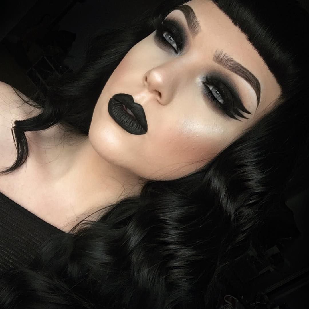Кайли дженнер иссиня черный. Девушка с черными губами. Кайли дженнер. Кайли дженнер губы. Темный макияж.