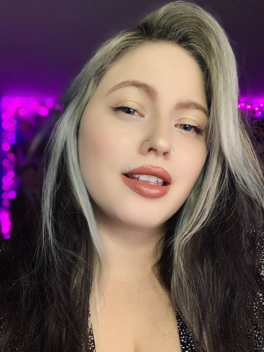 Hellokitti2323's tweet photo. https://t.co/KOUK22EM78 #Live come chill with me on Viewer Day let’s figure if we want to play deadbydaylight or vermintide2 ! #TwitchAffilate #GiveawayAlert https://t.co/EBEkY7IVo4