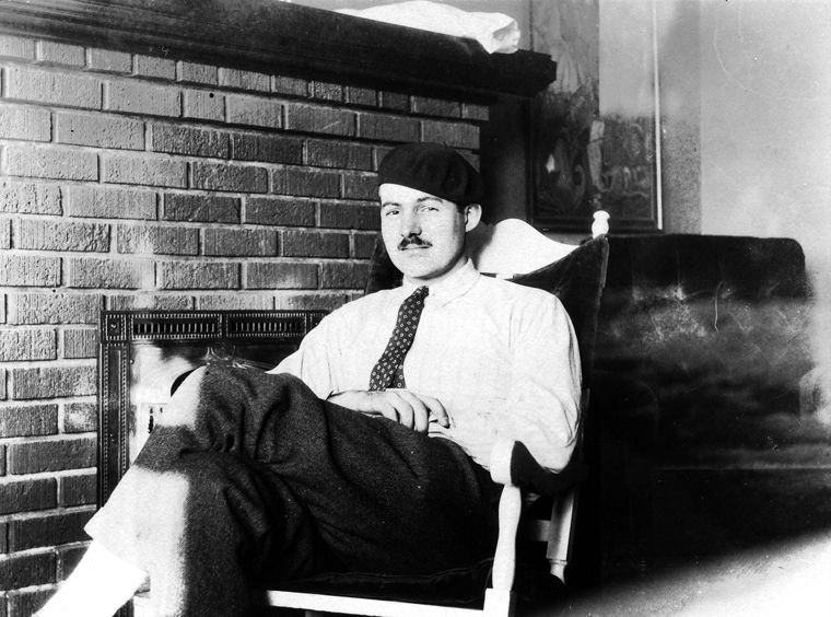5/ After WW1, Hemingway left the US to mingle w/ the "Lost Generation" expatriate community in Paris. These were modernist writers and artists.Hemingway's succinct writing style is said to have been influenced by The Jazz Age, which birthed F. Scott Fitzgerald.