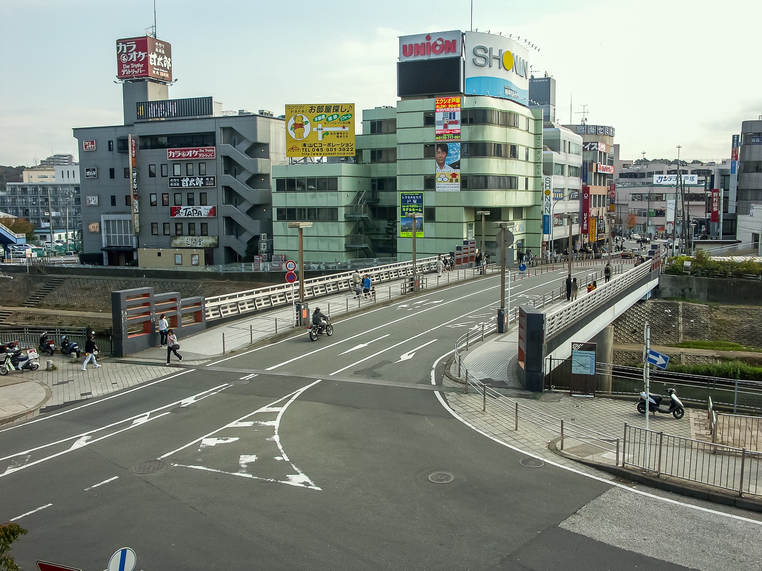三日画師 A Twitter 戸塚 駅東口のペデストリアンデッキから柏尾川に架かる吉倉橋を見る 橋の先の坂を下ったところに大型ショッピングセンターのサンテラス戸塚 核店舗はユニー戸塚 店 現在の名称はアピタ戸塚店 がある ラピス1丸井戸塚店とラピス2有隣堂 そして謎