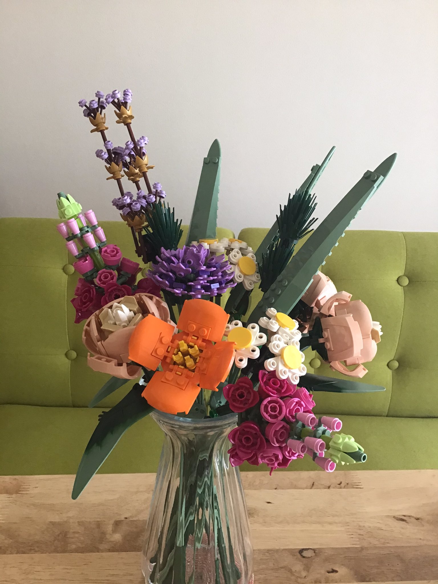 イケダトモミ ちょっとずつ作っていたレゴのフラワーブーケ それぞれの花の表現が なるほど と思うものばかりで 作っているときも完成してからもときめく 生け方を考えながら ああでもない こうでもないと 茎の長さを足したり引いたりできるのは