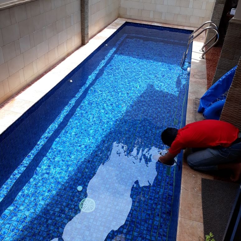 poolshop_id's tweet photo. Lagi service lampu kolam renang,  
Jadi belum tahu siapa inisial R ???
Apalagi selamatkan dokter richard ....
Tadinya mau pulang ke semarang mumpung weekend , tapi berhubung disana lagi disuruh dirumah aja oleh pak ganjar jadinya tetap dijakarta aja. https://t.co/FlfqjYcysN
