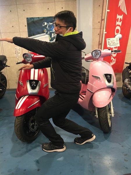 mfd_shimizu's tweet image. こんにちは😌本多です💡
プジョージャンゴ125スポーツが入庫しましたよ〜😊🍎
という事で恒例の伊藤プジョーをやってもらいました👏
ピンクジャンゴとレッドジャンゴと伊藤ジャンゴ、皆さんはどれが好きですか❓
ちなみに伊藤ジャンゴも排気量は125だそうです(?)
#MFD清水 #django125 #PEUGEOT