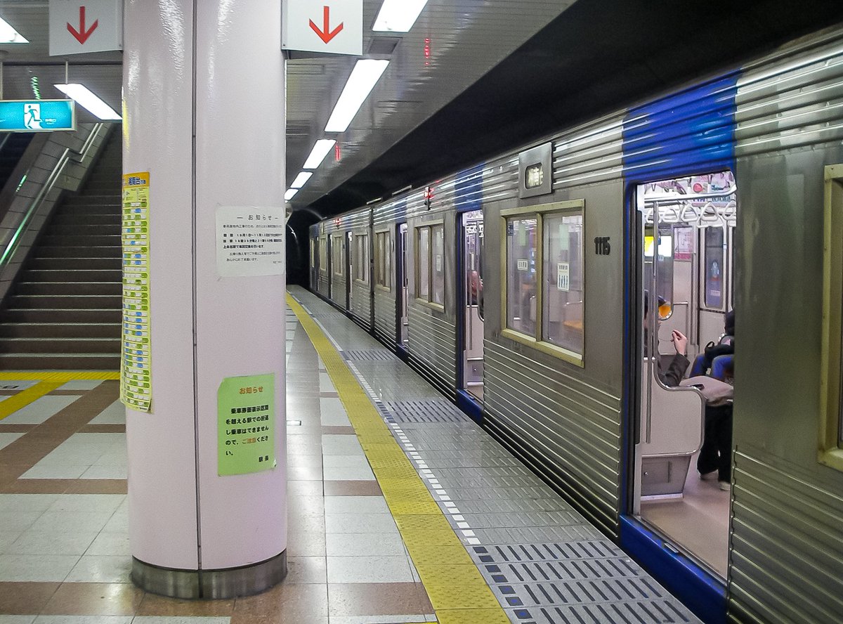 三日画師 A Twitter 横浜市営地下鉄戸塚駅 からあざみ野行きの電車に乗る ホームに停車しているのは湘南台行きの1000形電車 06年に引退 あざみ野駅 の自動改札機 まだタッチ アンド ゴーのsuicaは使えない Pasmoの登場は07年 あざみ野駅東口と西口バス