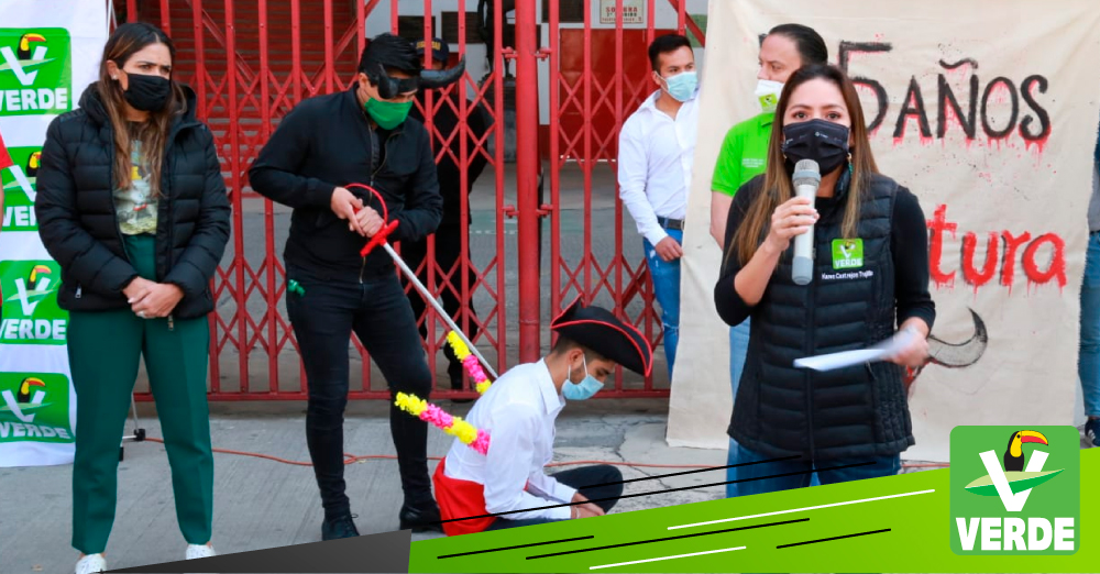 Quien violenta a un animal probablemente violentará a un ser humano.
Para <a href="/partidoverdemex/">Partido Verde</a> no existe posibilidad de tolerar espectáculos que lucran con la dignidad de un animal; no hay argumento que logre demostrar la necesidad de consentir actividades plagadas de crueldad animal