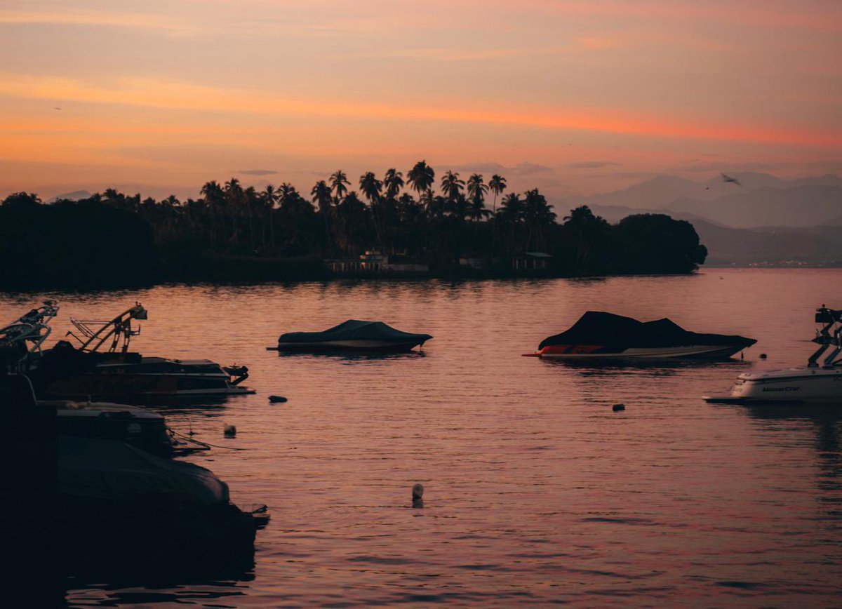 Mágico atardecer desde la Laguna de Coyuca en #PieDeLaCuesta, #Acapulco. No olvidemos seguir las recomendaciones sanitarias establecidas.       

#UsaCubrebocas     #SanaDistancia   #LavateLasManos    #TrabajandoPorAcapulcoConPasión #AcapulcoVive