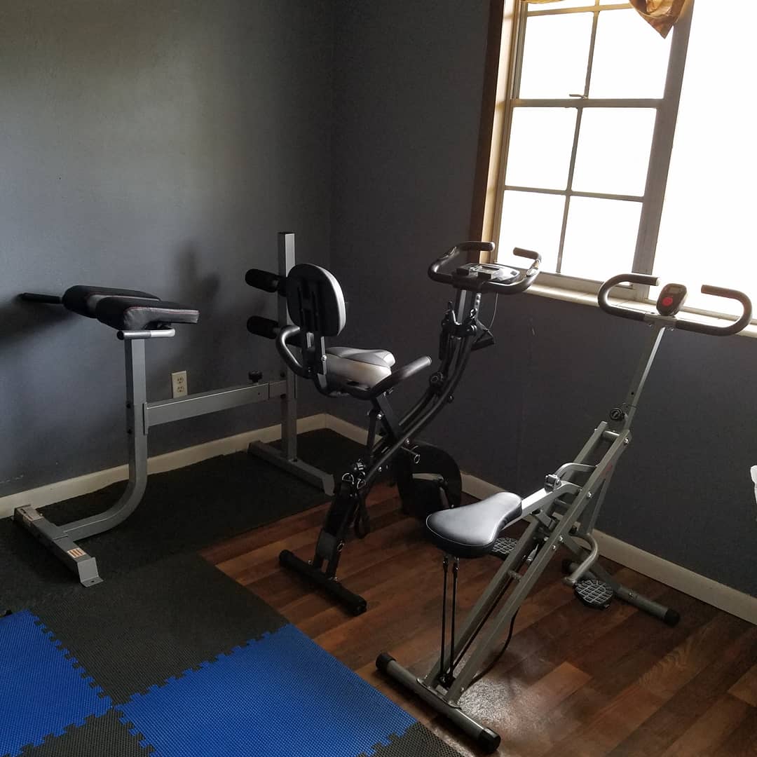 lovinthefitlife's tweet photo. The home gym is coming together 😍 I can't wait until it's finished. (The house is old don't judge my 1970s walls😂 I'm going to cover those)
#homegym #gym #fitness #workout #goals #cardio #fitwomen #fitwoman #whatpandemic #gymclosed #gymclosednoproblem #gymclosednoexcuses https://t.co/Gxyk6x986H