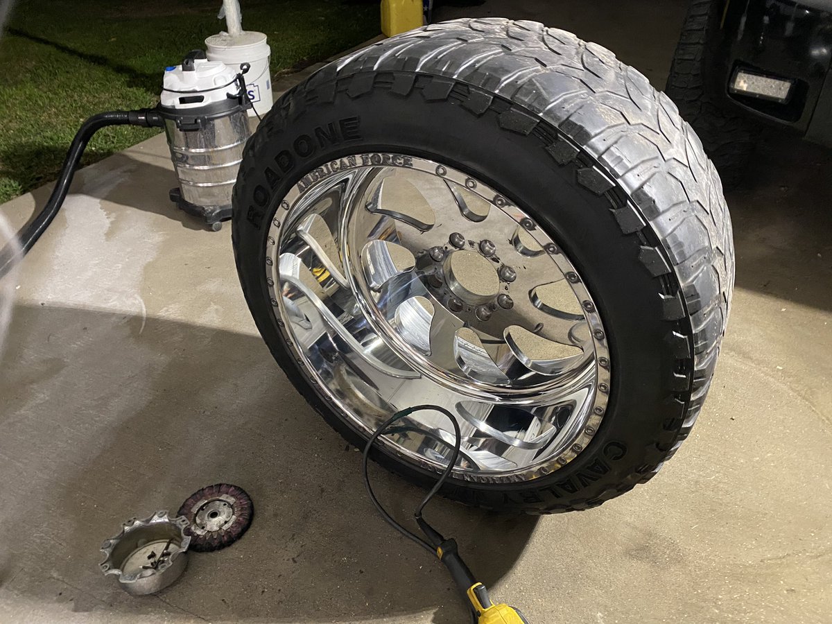 BcountyD's tweet photo. For a quick $300 I’ll get your $2000+ rims gleaming again https://t.co/xmXylbAm1g