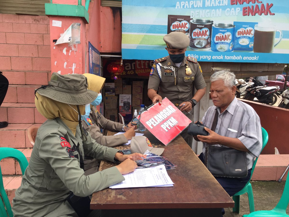 Satpolpp_bgrkab's tweet photo. Kamis, 04 Februari 2021, Satpolpp Kab.bogor melakukan operasi Yustisi kembali di pasar Cileungsi. https://t.co/4uyASXPUWg