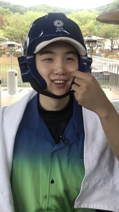 let's start with this pic of yoongi with his squishy cheeks