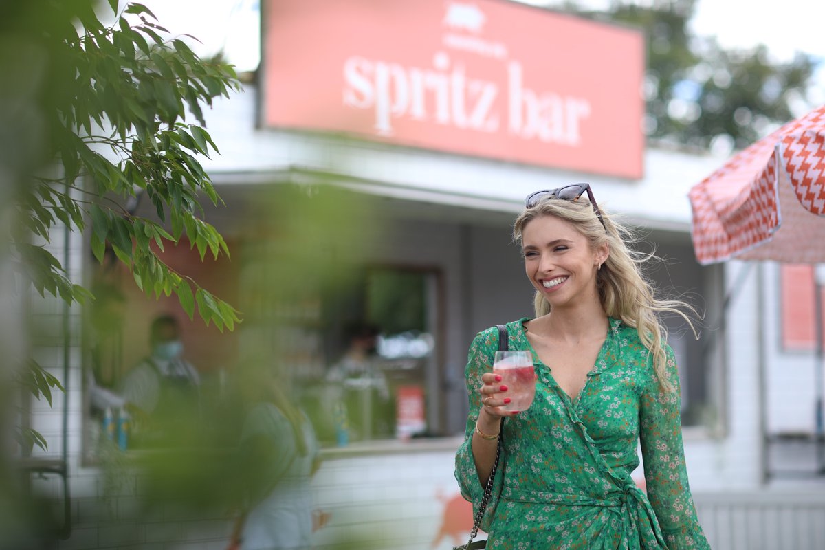MelbRacingClub's tweet photo. Enjoy a #SquealingPig Pink Gin Spritz on the Front Lawn at #Caulfield https://t.co/oSb8cartPS
