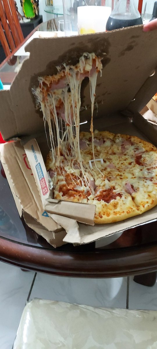 PabloKurt_19's tweet image. Hoy si les peló @dominosgt. Ni servilletas, ni condimentos y la pizza aplastada