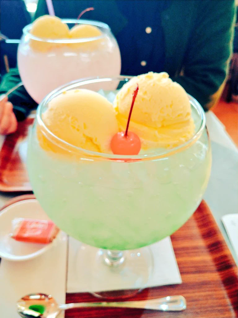 店員が念を押してくる大きさ？喫茶店でクリームソーダを注文した結果www