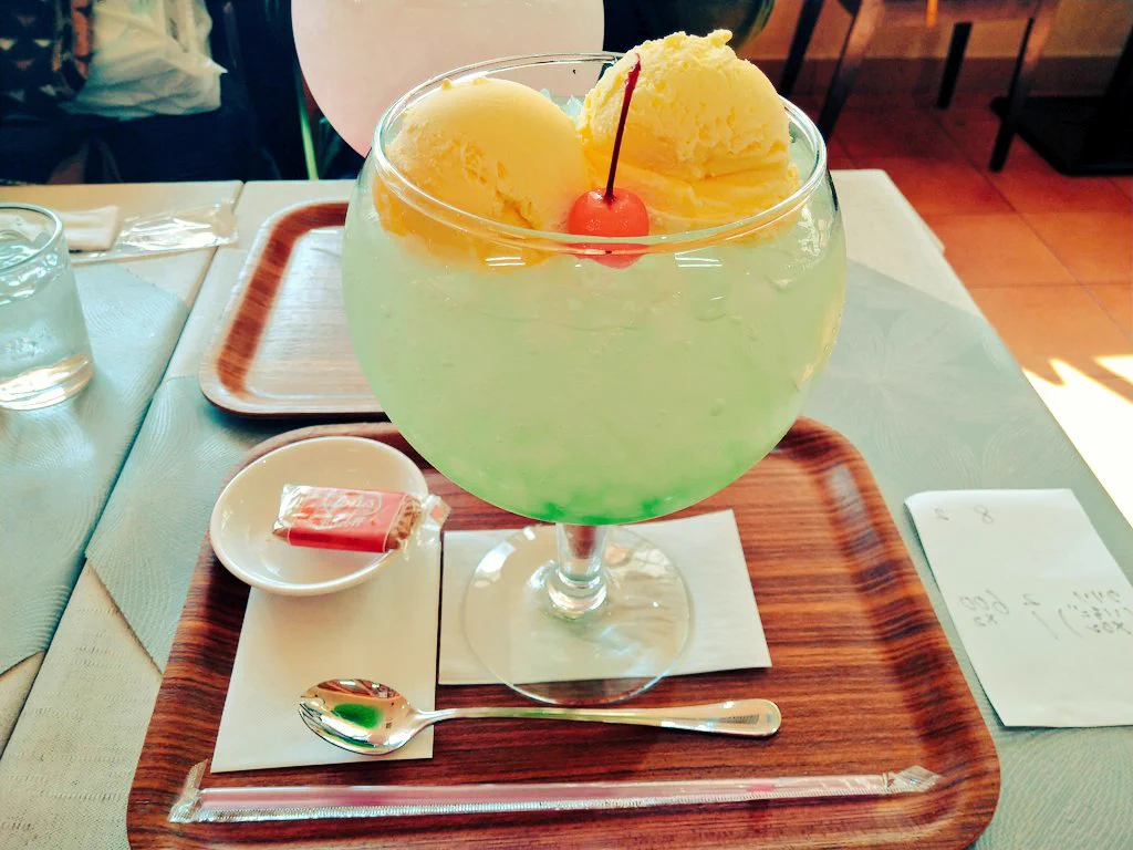 店員が念を押してくる大きさ？喫茶店でクリームソーダを注文した結果www
