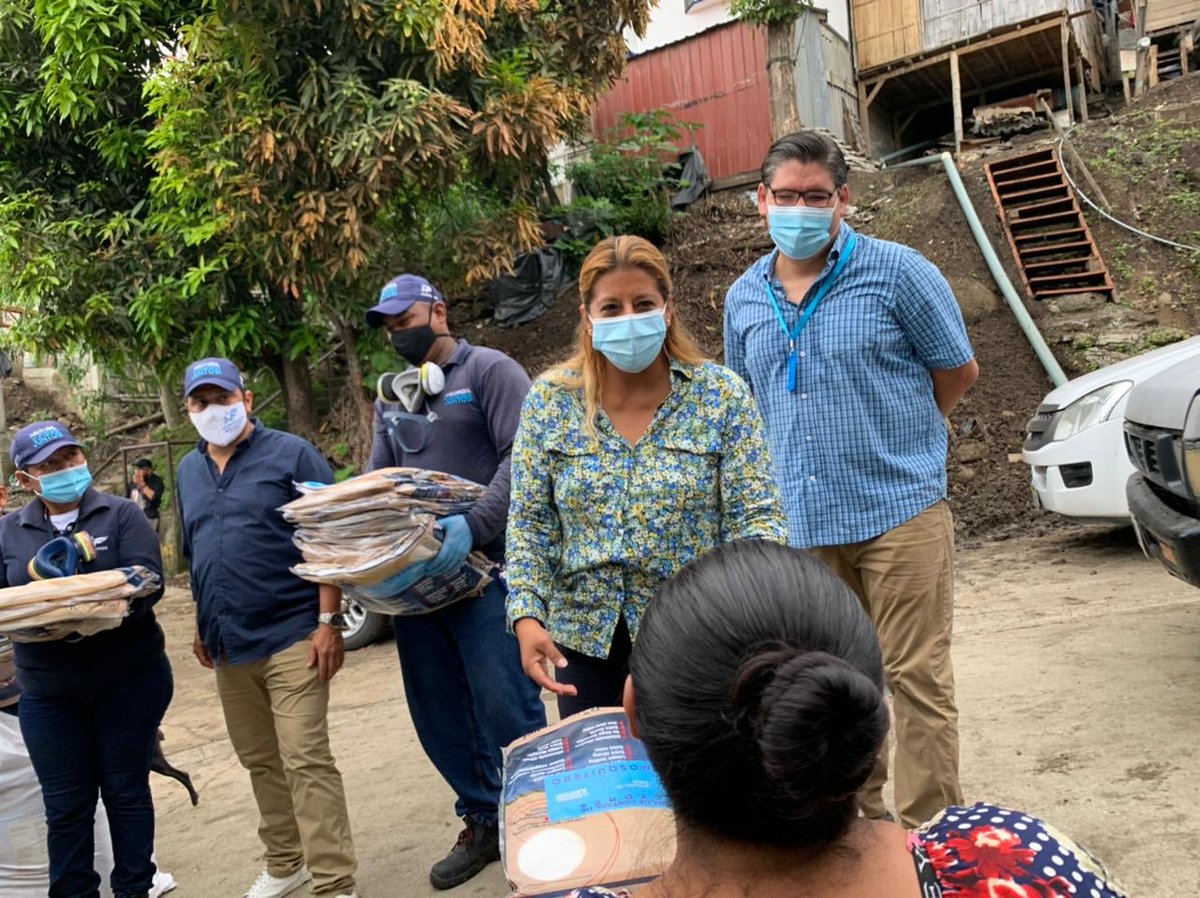 jRodriguezECU's tweet image. Varias direcciones municipales coordinadas por la Unidad de Participación Ciudadana se hicieron presentes para responder los pedidos de esta comunidad y pudimos entregar toldos mosquiteros a decenas de familias del sector. 
#AlcaldiaEnTerritorio #PlanIntegralComunitario