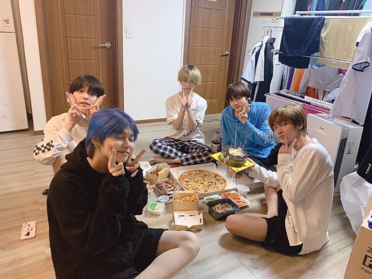 Febrero 5
HBD <a href="/TaehyunTXT_B/">Taehyun</a> 

—Él y Hobbie le organizan a su bebito Tae una mini fiesta para celebrar su cumpleaños en la mansión Bitiz donde estarían los demás miembros amigos de Tae y claro que los tíos de bts, así como los hermanos y primos.—