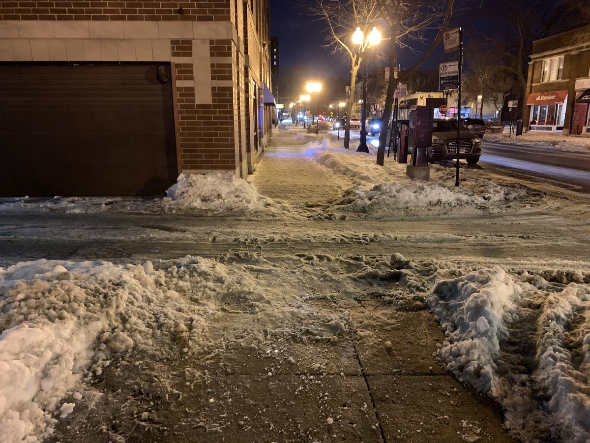 This alley was completely impassible by a wheelchair previously. It was quick work for me, but how long has it been this way?  @StreetsandSan does multiple passes to make sure SUV drivers have clear pavement, but people in wheelchairs are beholden to the whims of property owners.