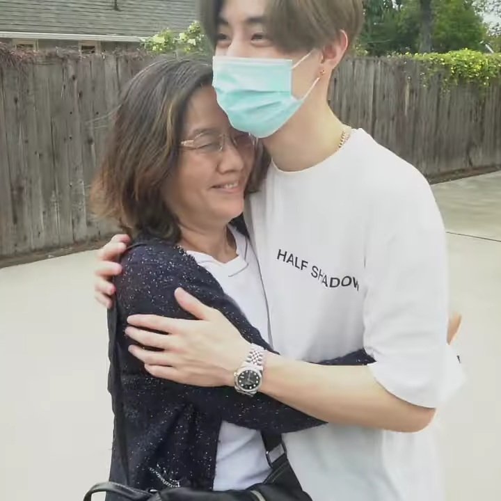 yugydefs's tweet photo. okay but tbh this part made me tear up. 
they've been a away for so long and finally they're in each other's arms 🥺🥺 

#OurNewBeginningWithMarkTuan @GOT7Official #갓세븐 @marktuan https://t.co/YHRAqA2Dz2