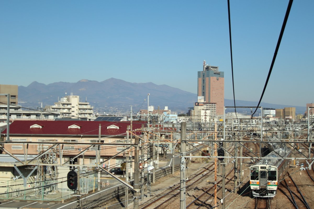 写真館光器並 群馬の山と風景 そして電車を追う一日 21 2 6 1枚目 新前橋駅 211系と赤城山 2枚目 北高崎 高崎 Ef64 1031 Elぐんまよこかわ 3枚目 新前橋駅 651系 特急草津4号
