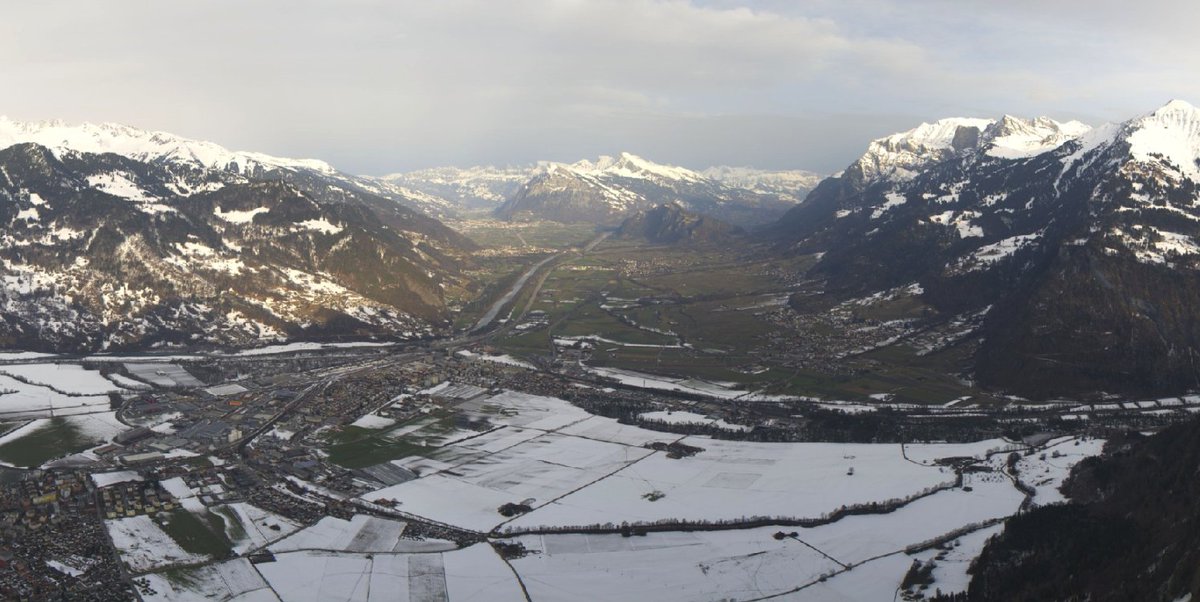 MeteoNewsAG's tweet image. Da ist definitiv Dreck in der Luft, wie man hier beim Blick über #Landquart in Richtung #Sarganserland gut erkennt (valzeina.roundshot.com). #Saharastaub und der #Föhn sorgen heute für eine spezielle Stimmung, die Sicht ist diesig und das Licht hat einen gewissen Gelbstich. (km)