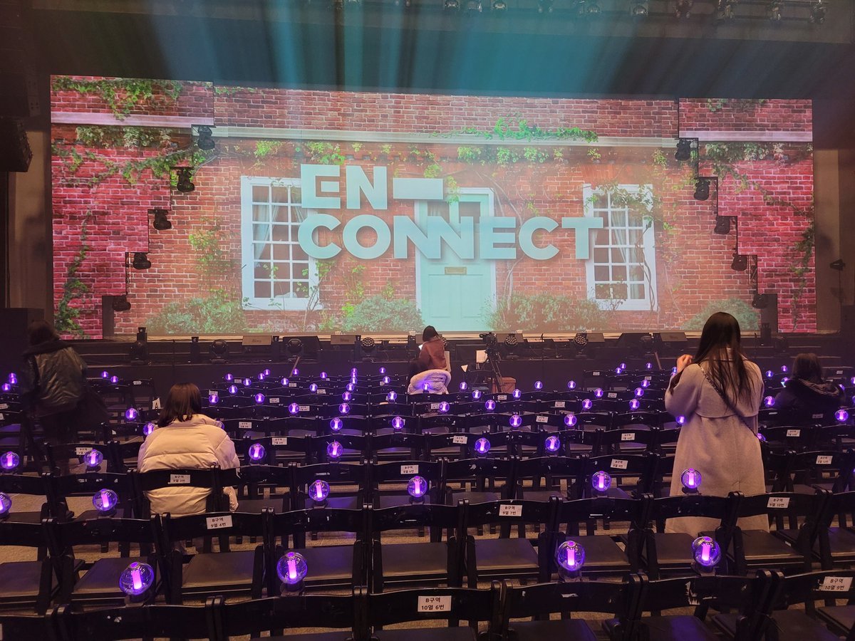 by_seung's tweet photo. 웅장해 🥲 빈자리 응원봉 눈물바람 가능🍃 https://t.co/yKERk3yBsS