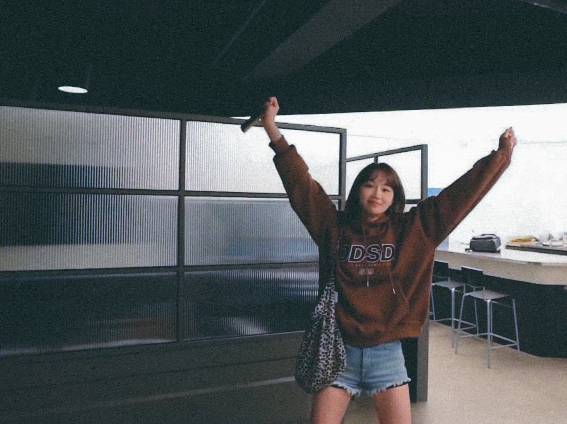 chaewon wearing a hoodie is such a blessing[a thread that we all need]