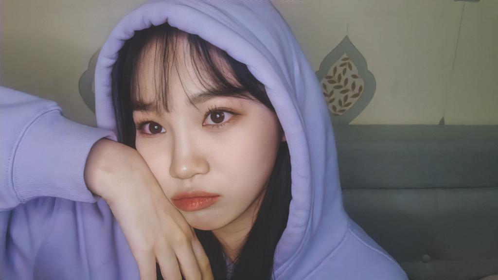 chaewon wearing a hoodie is such a blessing[a thread that we all need]