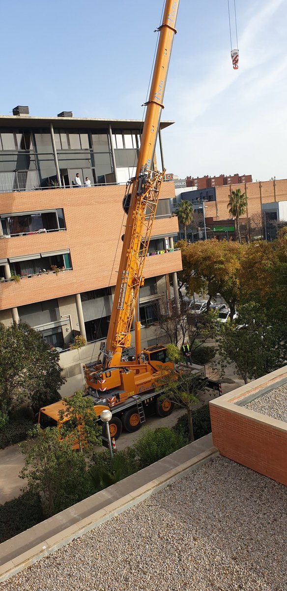 Amb això que arriba la policia local i es tiren llarga estona discutint 
Finalment torna el camió al que hi tornen a carregar els equips de ventilació i marxen de nou.