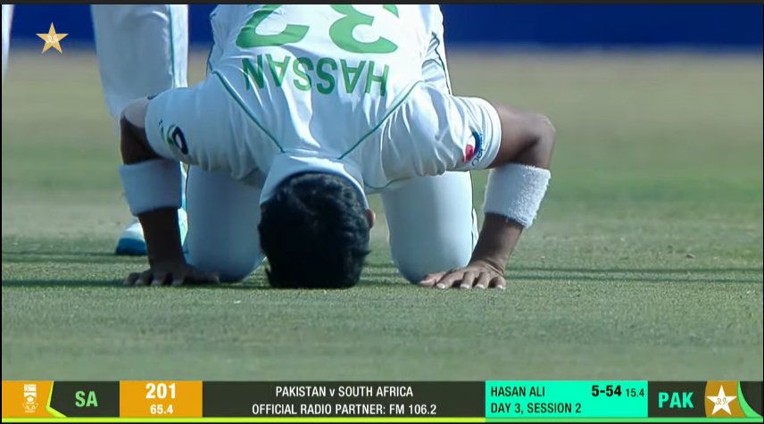 Sajdah is the Best way to give thanks to Allah.😍
Another 5wkts Haul for Hassan Ali.🔥 #PAKvsSA