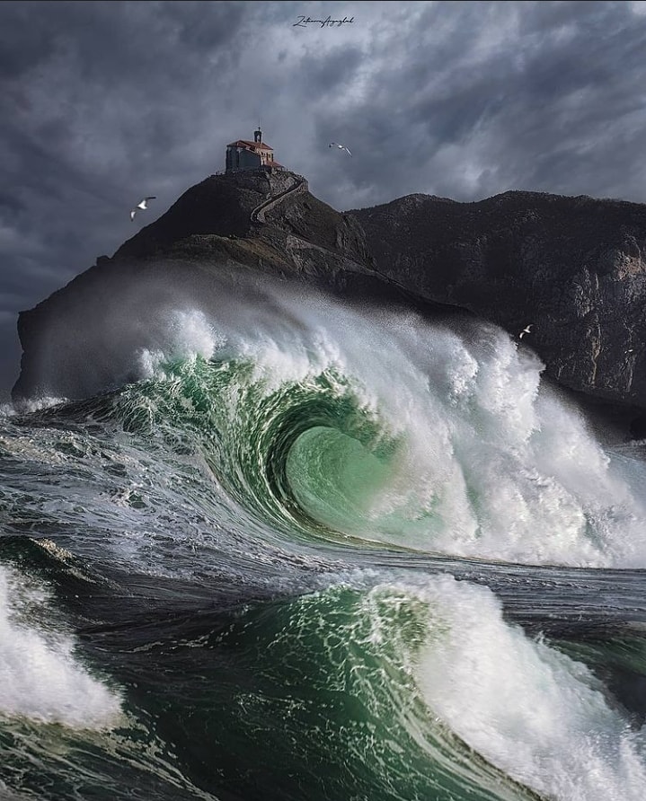 La ola y la roca.
San Juan de Gaztelugatxe, Euskadi.
Maravilla de foto de @zetaerreargazkiak