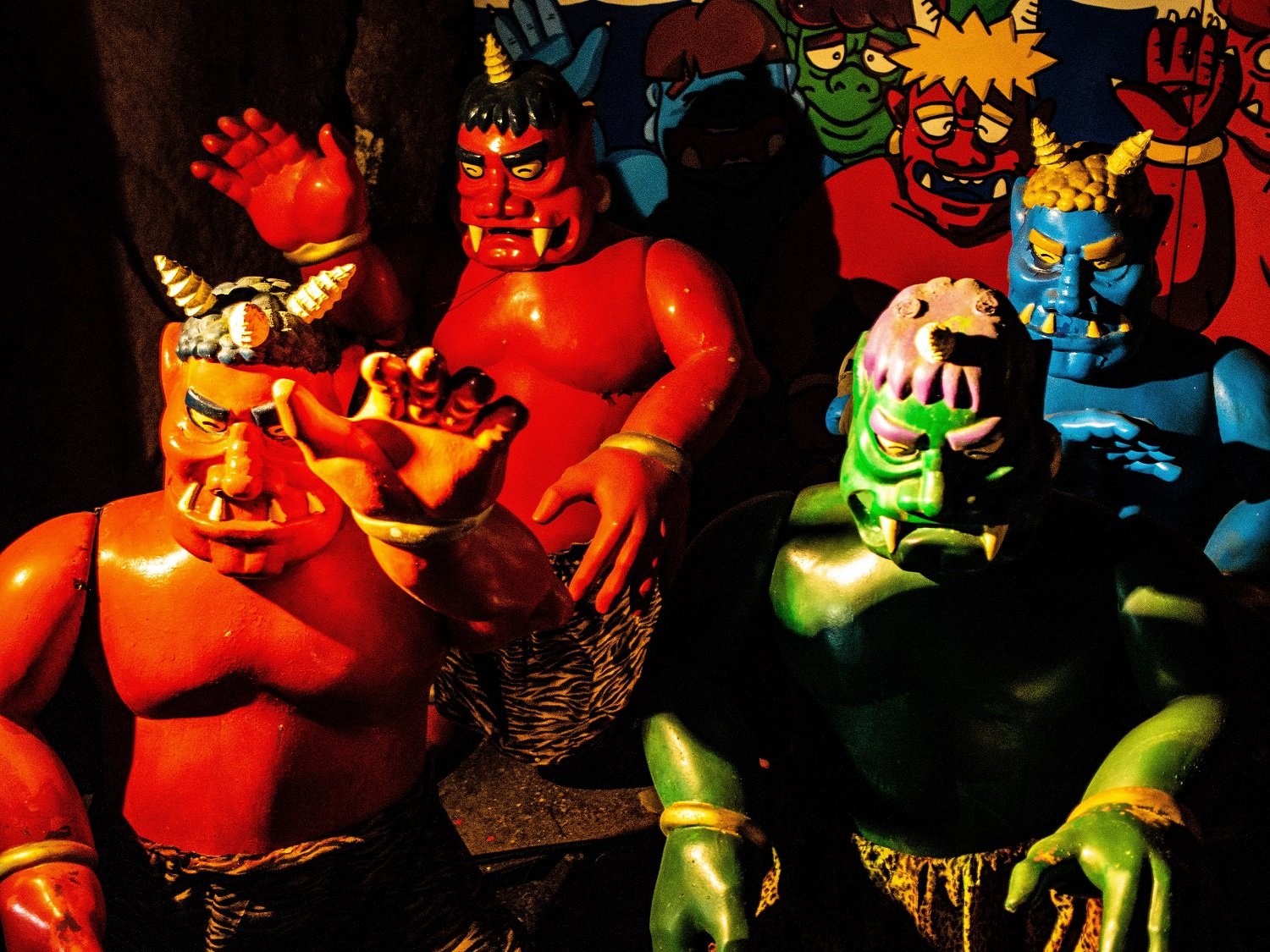 うどん県 高松市からフェリーで約分にある 女木島 は 鬼ヶ島 の愛称で親しまれている桃太郎伝説の島 鬼ヶ島大洞窟 は 島名の由来になった場所で 鬼 は 瀬戸内海の海賊で洞窟はその根城跡と伝えられています 洞窟内に入ると 桃太郎伝説に