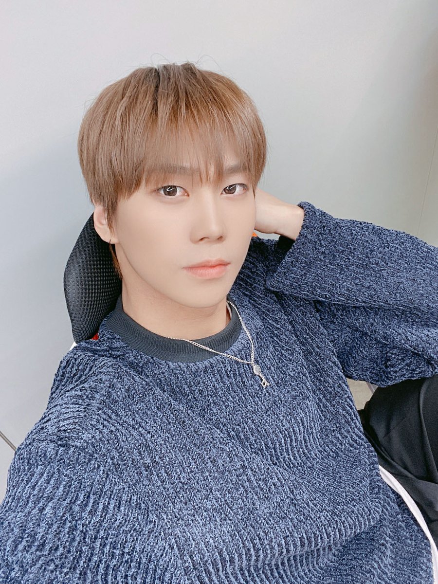 BAE173_member's tweet photo. [#준서]
저도 여러분이 보고 싶어 조심스레 4장😃
#BAE173 #비에이이173 
#JUNSEO https://t.co/LM8dnpdZJZ